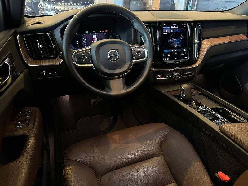 Volvo XC60 T-8 INSC EXPRESS 2.0 (HÃ­brido) 2021/2022 CONCEPT MOTORS PASSO FUNDO / Carros no Vale