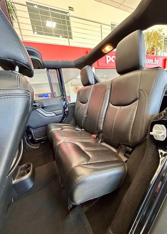 Jeep Wrangler Unlimited Sport 3.6 V6 284cv 2015/2015 PC VEÍCULOS SANTA CRUZ DO SUL / Carros no Vale