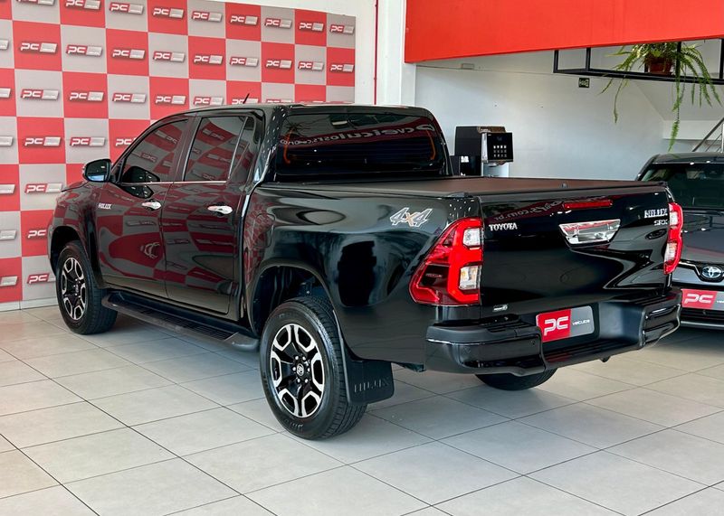 Toyota Hilux CD SRX 4×4 2.8 TDI 16V 2022/2023 PC VEÍCULOS SANTA CRUZ DO SUL / Carros no Vale Toyota Hilux CD SRX 4×4 2.8 TDI 16V 2022/2023 PC VEÍCULOS SANTA CRUZ DO SUL / Carros no Vale