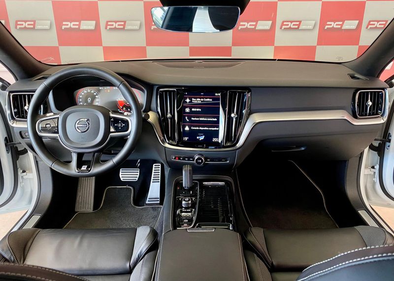 Volvo S60 T-8 R-DESIGN 2.0 407cv (Híbrido) 2019/2020 PC VEÍCULOS SANTA CRUZ DO SUL / Carros no Vale