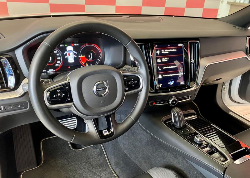 Volvo S60 T-8 R-DESIGN 2.0 407cv (Híbrido) 2019/2020 PC VEÍCULOS SANTA CRUZ DO SUL / Carros no Vale