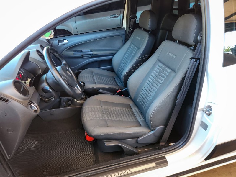 VOLKSWAGEN SAVEIRO CROSS 1.6 CE 2014/2015 TS VEÍCULOS ANTA GORDA / Carros no Vale
