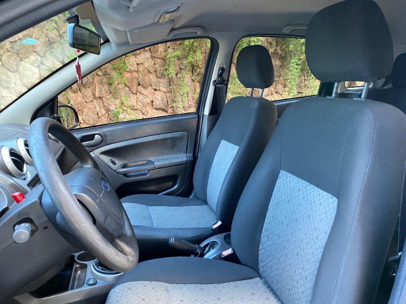 FORD FIESTA SE 1.0 2014/2014 ESTAÇÃO DO CARRO ESTRELA / Carros no Vale