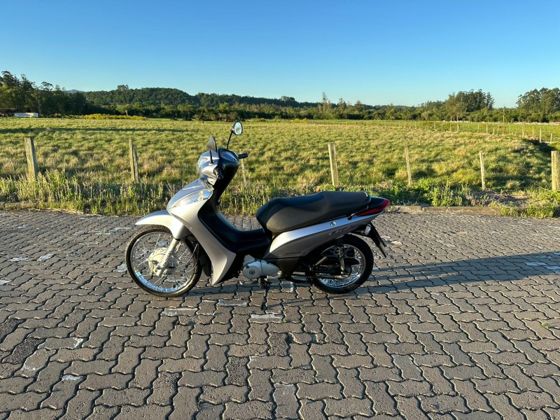 HONDA MOTOS BIZ 125 ES 2015/2015 LECO MOTOS VENÂNCIO AIRES / Carros no Vale HONDA MOTOS BIZ 125 ES 2015/2015 LECO MOTOS VENÂNCIO AIRES / Carros no Vale