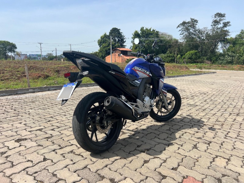 HONDA MOTOS CB 250F TWISTER 2022/2022 LECO MOTOS VENÂNCIO AIRES / Carros no Vale