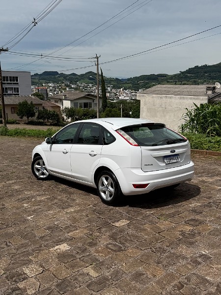 FORD FOCUS HATCH 1.6 GLX 2013/2013 BOSCO AUTOMÓVEIS GUAPORÉ / Carros no Vale
