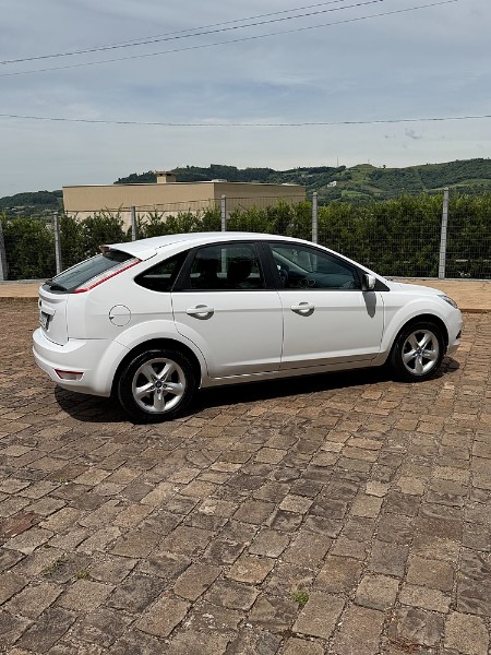 FORD FOCUS HATCH 1.6 GLX 2013/2013 BOSCO AUTOMÓVEIS GUAPORÉ / Carros no Vale