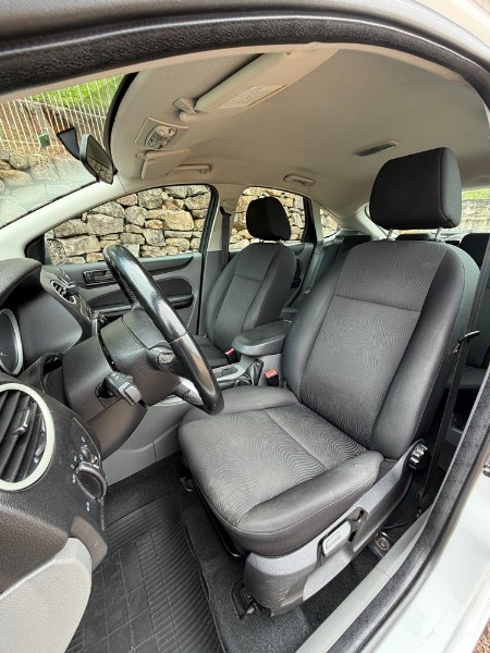 FORD FOCUS HATCH 1.6 GLX 2013/2013 BOSCO AUTOMÓVEIS GUAPORÉ / Carros no Vale
