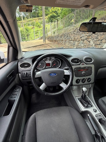 FORD FOCUS HATCH 1.6 GLX 2013/2013 BOSCO AUTOMÓVEIS GUAPORÉ / Carros no Vale