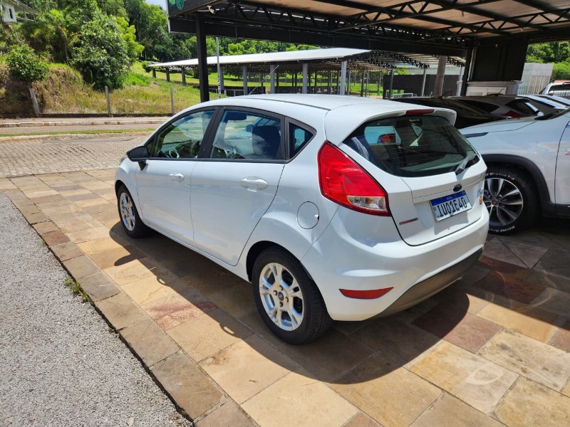 FORD FIESTA 1.6 SE HATCH 16V FLEX 4P AUTOMÁTICO 2013/2014 TS VEÍCULOS ANTA GORDA / Carros no Vale