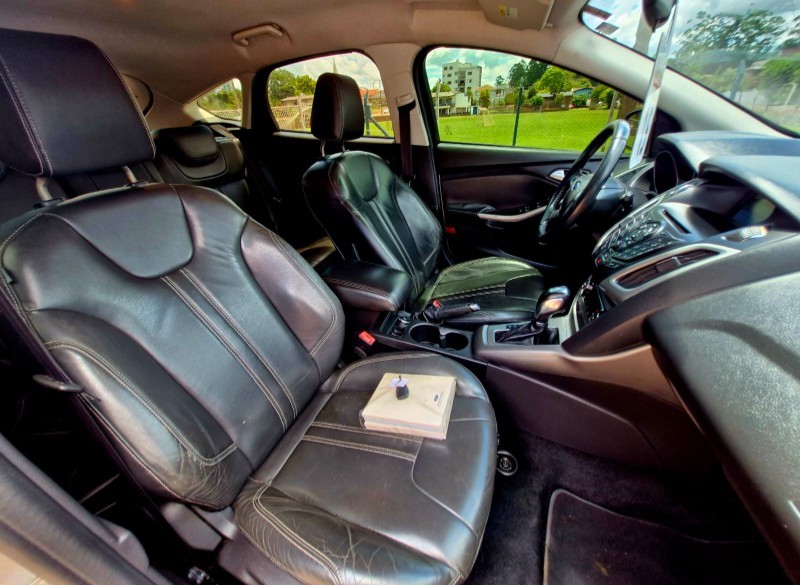 FORD FOCUS HATCH 2.0 SE, / 2015/2015 CRUZEIRO MULTIMARCAS CRUZEIRO DO SUL / Carros no Vale