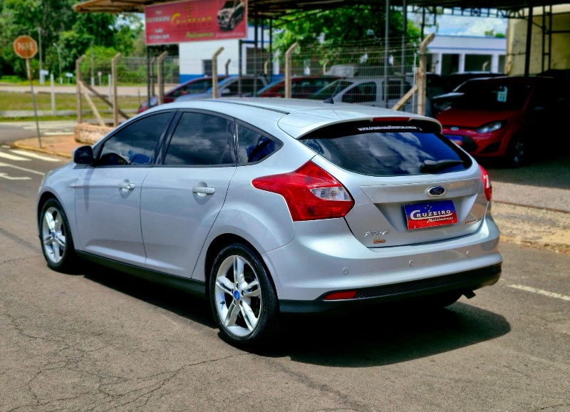 FORD FOCUS HATCH 2.0 SE, / 2015/2015 CRUZEIRO MULTIMARCAS CRUZEIRO DO SUL / Carros no Vale