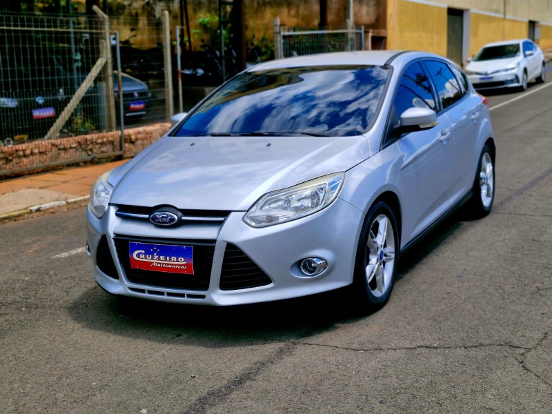 FORD FOCUS HATCH 2.0 SE, / 2015/2015 CRUZEIRO MULTIMARCAS CRUZEIRO DO SUL / Carros no Vale