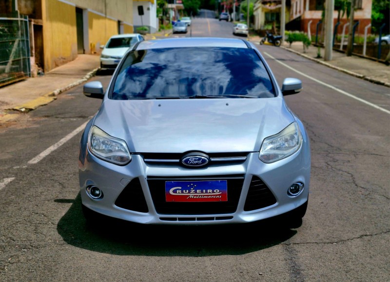 FORD FOCUS HATCH 2.0 SE, / 2015/2015 CRUZEIRO MULTIMARCAS CRUZEIRO DO SUL / Carros no Vale