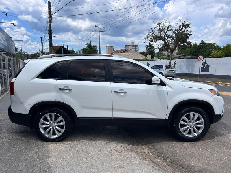 KIA SORENTO 2.4 16V 4X2 AUT. 2013/2013 LS MULTIMARCAS VENÂNCIO AIRES / Carros no Vale