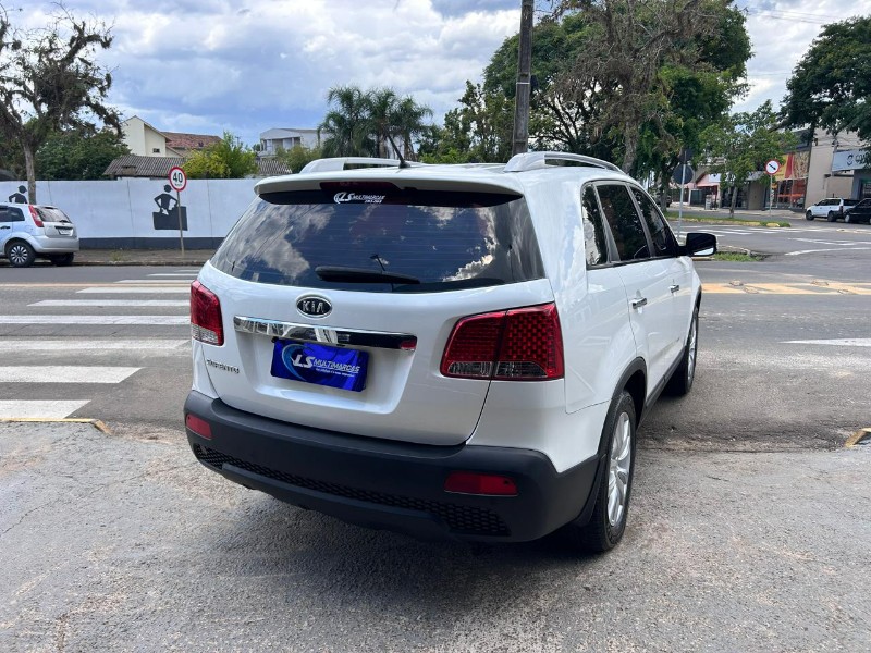 KIA SORENTO 2.4 16V 4X2 AUT. 2013/2013 LS MULTIMARCAS VENÂNCIO AIRES / Carros no Vale
