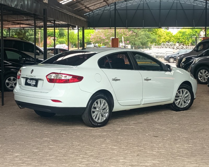 RENAULT FLUENCE 2.0 DYNAMIQUE 16V FLEX 4P AUTOMÁTICO 2014/2015 RICARDO VEÍCULOS TEUTÔNIA / Carros no Vale