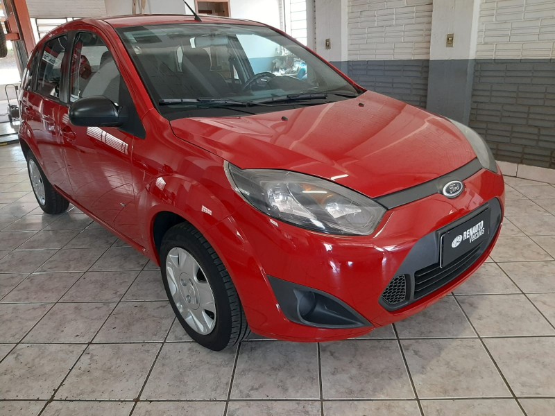 FORD FIESTA 1.0 2013/2014 RENAUTO VEÍCULOS LAJEADO / Carros no Vale