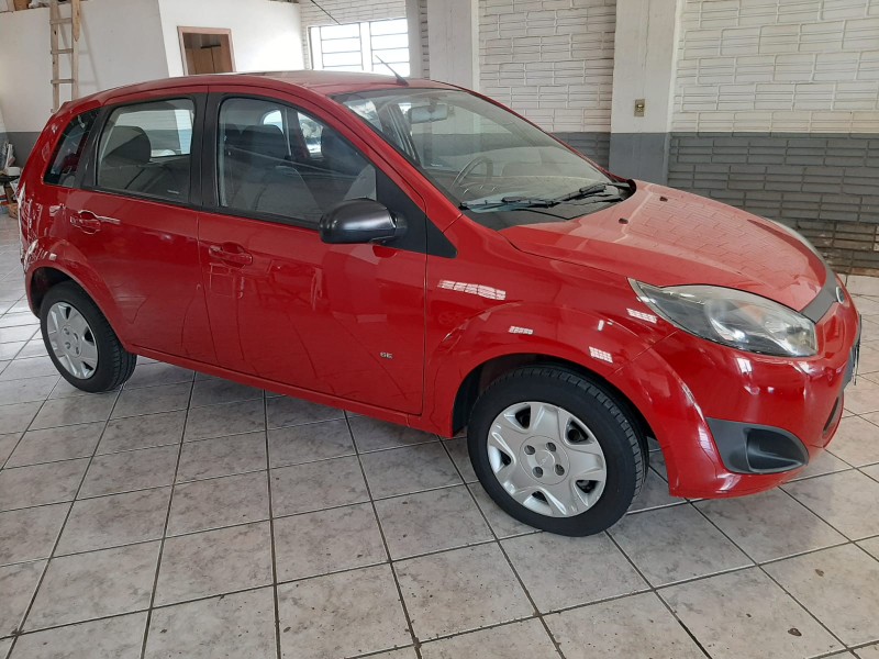 FORD FIESTA 1.0 2013/2014 RENAUTO VEÍCULOS LAJEADO / Carros no Vale