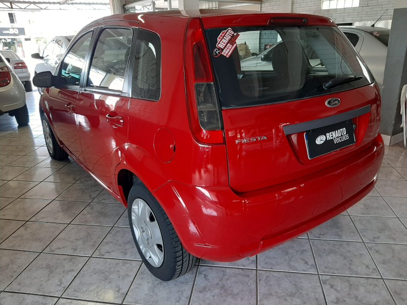 FORD FIESTA 1.0 2013/2014 RENAUTO VEÍCULOS LAJEADO / Carros no Vale
