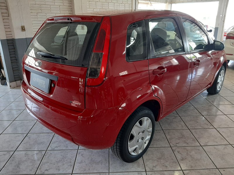 FORD FIESTA 1.0 2013/2014 RENAUTO VEÍCULOS LAJEADO / Carros no Vale