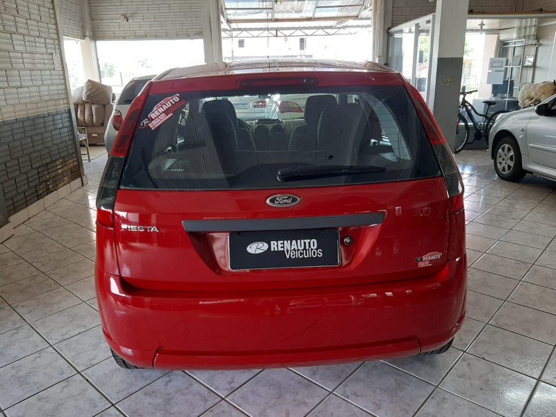 FORD FIESTA 1.0 2013/2014 RENAUTO VEÍCULOS LAJEADO / Carros no Vale