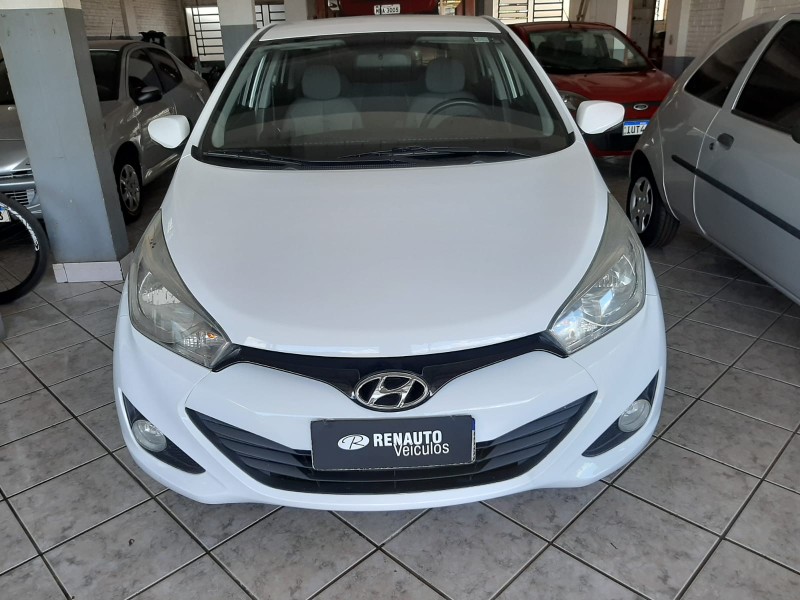 HYUNDAI HB20 1.6 PREMIUM 2013/2014 RENAUTO VEÍCULOS LAJEADO / Carros no Vale