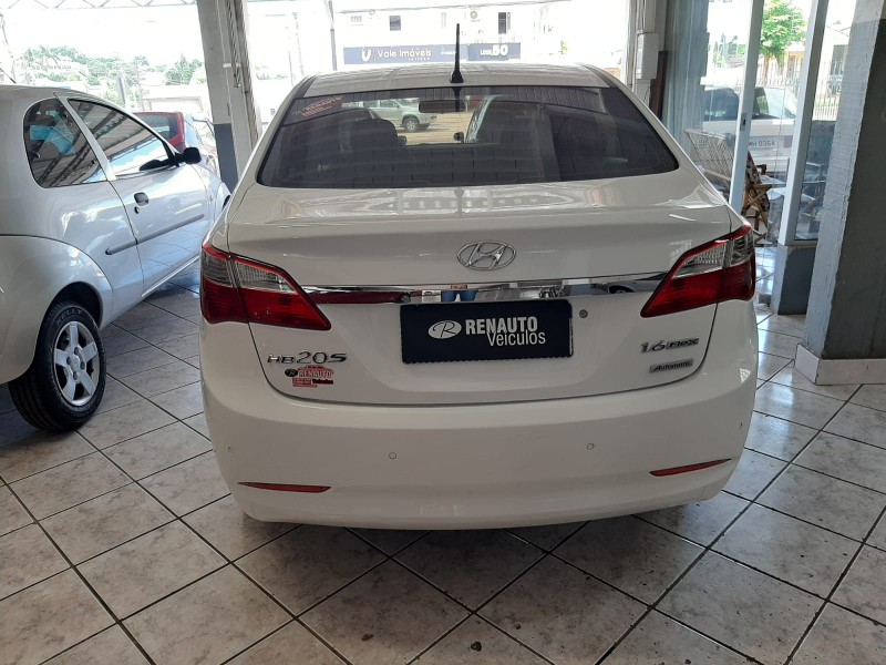 HYUNDAI HB20 1.6 PREMIUM 2013/2014 RENAUTO VEÍCULOS LAJEADO / Carros no Vale