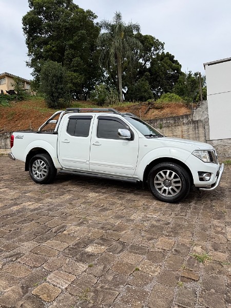 NISSAN FRONTIER SL CD 4X4 2.5TB DIESEL AUT 2015/2015 BOSCO AUTOMÓVEIS GUAPORÉ / Carros no Vale