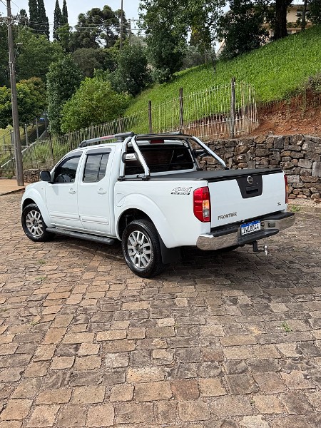 NISSAN FRONTIER SL CD 4X4 2.5TB DIESEL AUT 2015/2015 BOSCO AUTOMÓVEIS GUAPORÉ / Carros no Vale
