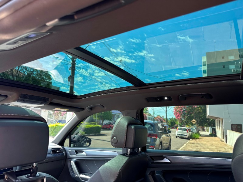VOLKSWAGEN TIGUAN R-LINE 350 TSI 2020/2020 SÉTIMA VEÍCULOS GUAPORÉ / Carros no Vale