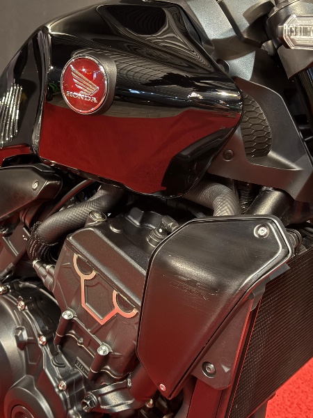 HONDA MOTOS CB 1000R /2022 EXCLUSIVO VEÍCULOS SANTA CRUZ DO SUL / Carros no Vale