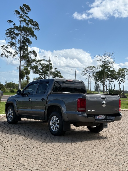 VOLKSWAGEN AMAROK 2.0 4X4 TDI COMFORTILINE CD DIESEL 4P AUTOMÁTICO /2018 NEURI VEÍCULOS LAJEADO / Carros no Vale