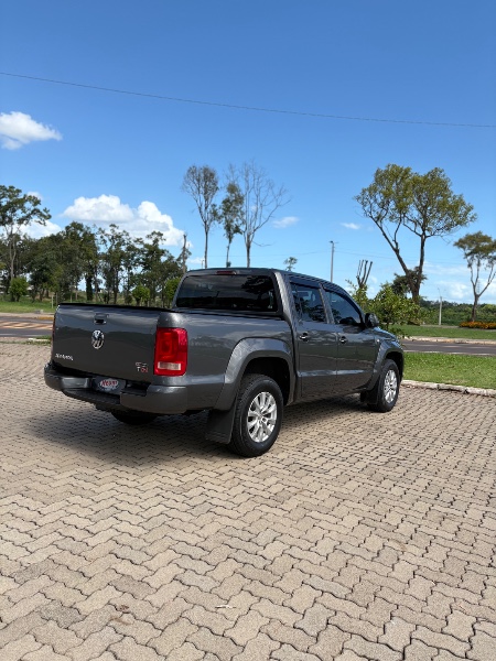 VOLKSWAGEN AMAROK 2.0 4X4 TDI COMFORTILINE CD DIESEL 4P AUTOMÁTICO /2018 NEURI VEÍCULOS LAJEADO / Carros no Vale