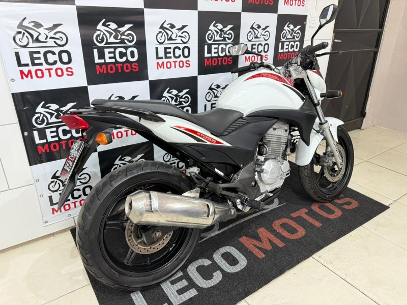 HONDA MOTOS CB 300R 2012/2012 LECO MOTOS VENÂNCIO AIRES / Carros no Vale