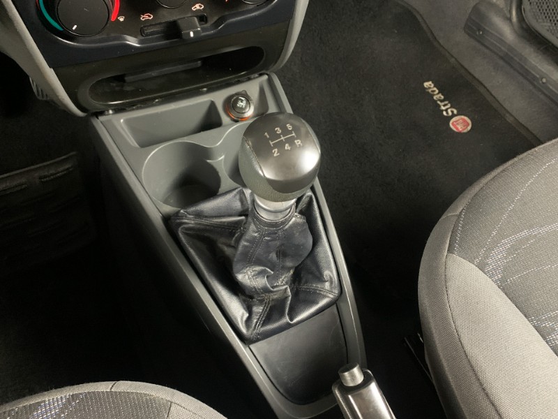 FIAT STRADA 1.4 MPI HARD WORKING CD 8V FLEX 3P MANUAL 2015/2016 DUARTE VEÍCULOS PORTO ALEGRE / Carros no Vale