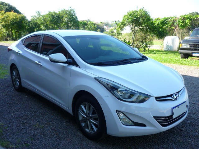 HYUNDAI ELANTRA 2.0 GLS 16V FLEX 4P AUTOMÁTICO 2014/2015 PREMIUM AUTOMÓVEIS ARROIO DO MEIO / Carros no Vale
