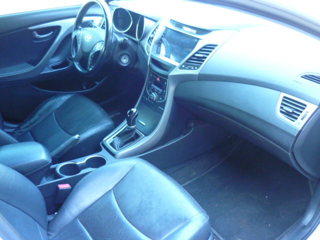 HYUNDAI ELANTRA 2.0 GLS 16V FLEX 4P AUTOMÁTICO 2014/2015 PREMIUM AUTOMÓVEIS ARROIO DO MEIO / Carros no Vale