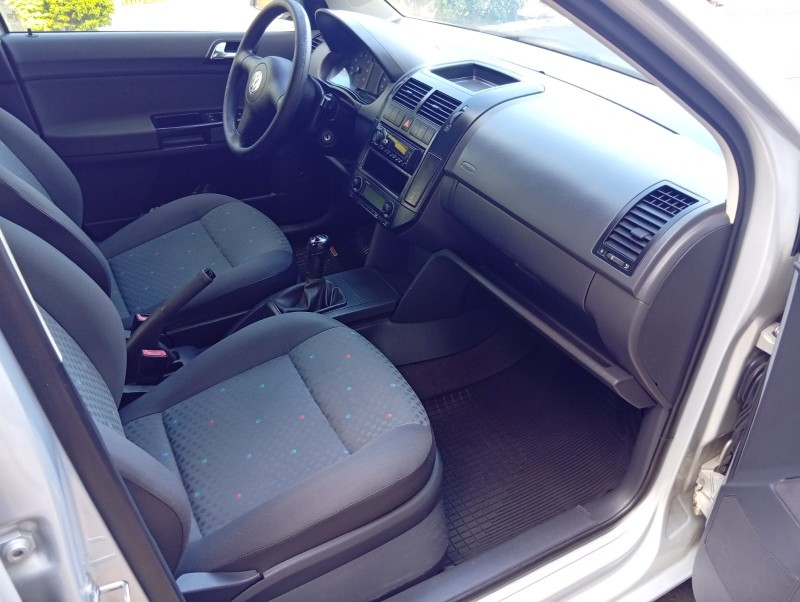 VOLKSWAGEN POLO SEDAN 1.6 2004/2004 ALTERNATIVA VEÍCULOS LAJEADO / Carros no Vale