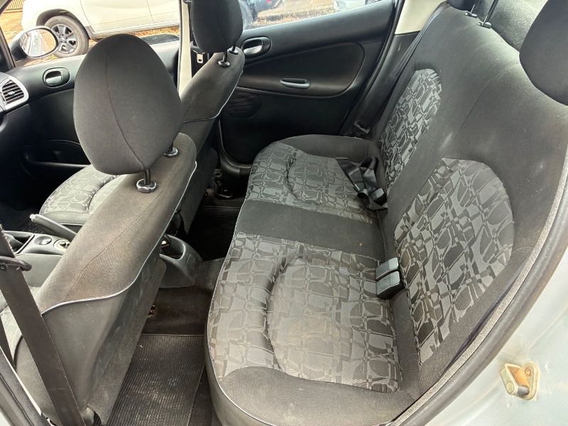 PEUGEOT 207 SEDAN 207 PASSION XR SPORT 1.4 8V (FLEX) 2011/2011 COMPLETO VEÍCULOS GUAPORÉ / Carros no Vale