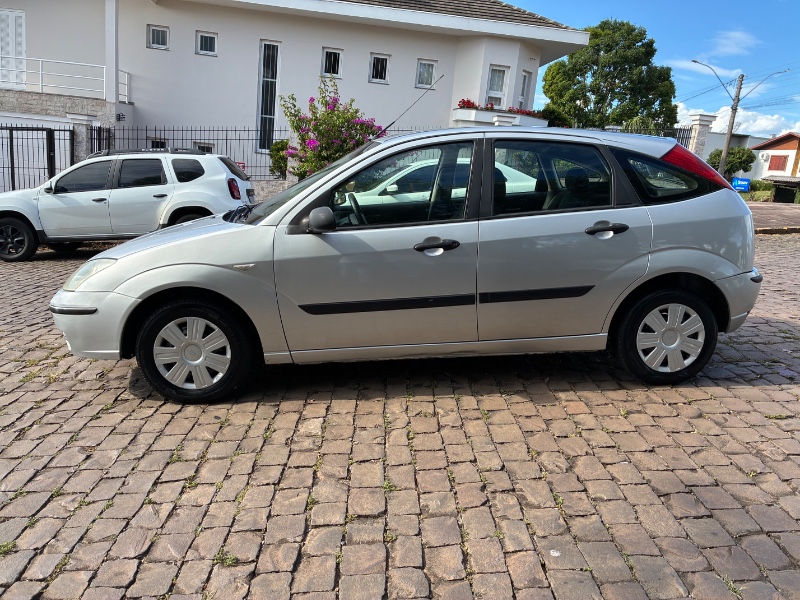 FORD FOCUS 1.6 FLEX HA 2007/2007 COMPLETO VEÍCULOS GUAPORÉ / Carros no Vale