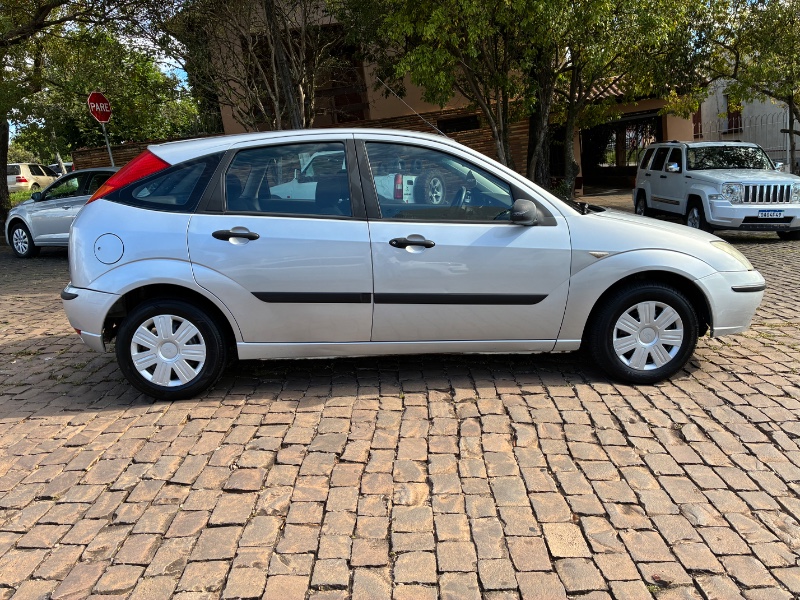 FORD FOCUS 1.6 FLEX HA 2007/2007 COMPLETO VEÍCULOS GUAPORÉ / Carros no Vale