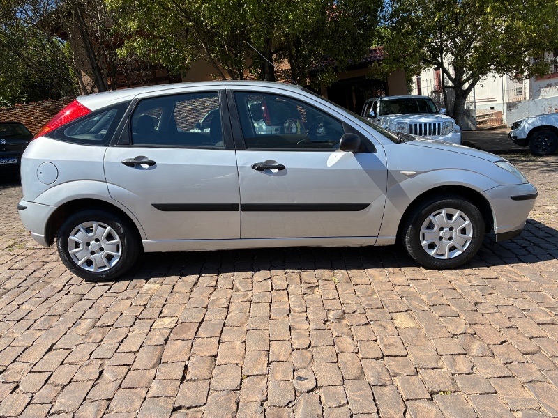 FORD FOCUS 1.6 FLEX HA 2007/2007 COMPLETO VEÍCULOS GUAPORÉ / Carros no Vale