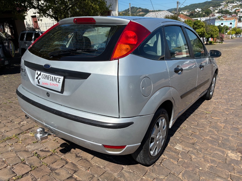 FORD FOCUS 1.6 FLEX HA 2007/2007 COMPLETO VEÍCULOS GUAPORÉ / Carros no Vale