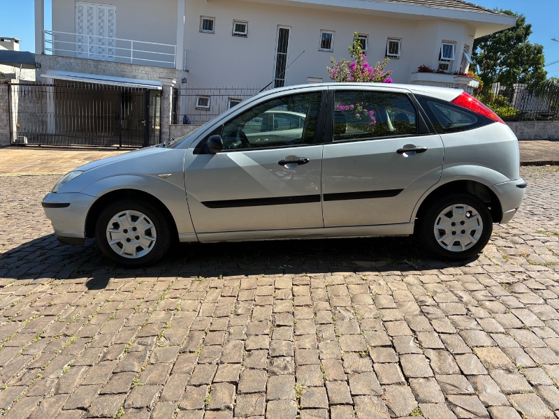 FORD FOCUS 1.6 FLEX HA 2007/2007 COMPLETO VEÍCULOS GUAPORÉ / Carros no Vale