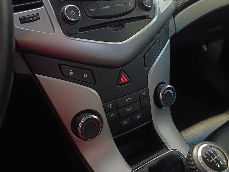 Chevrolet Cruze 1.8 Lt 16v 2014/2014 SIM VEÍCULOS PORTO ALEGRE / Carros no Vale