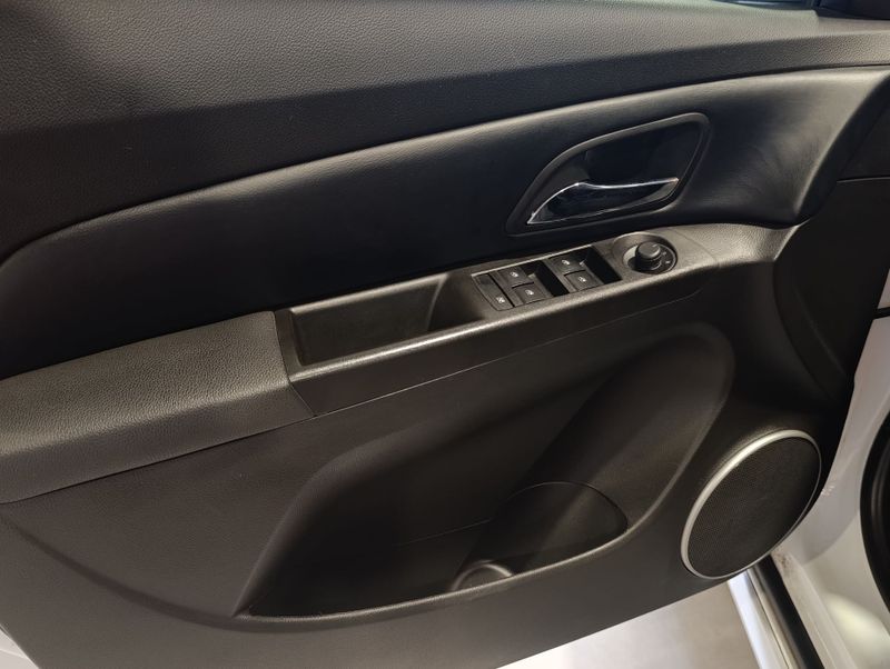 Chevrolet Cruze 1.8 Lt 16v 2014/2014 SIM VEÍCULOS PORTO ALEGRE / Carros no Vale