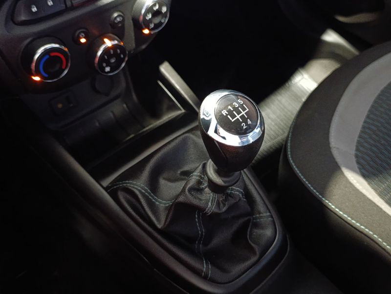 Chevrolet Onix 1.0 Lt 8v 2014/2015 SIM VEÍCULOS PORTO ALEGRE / Carros no Vale