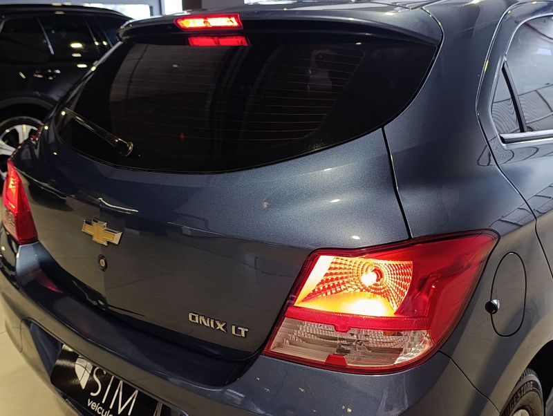 Chevrolet Onix 1.0 Lt 8v 2014/2015 SIM VEÍCULOS PORTO ALEGRE / Carros no Vale