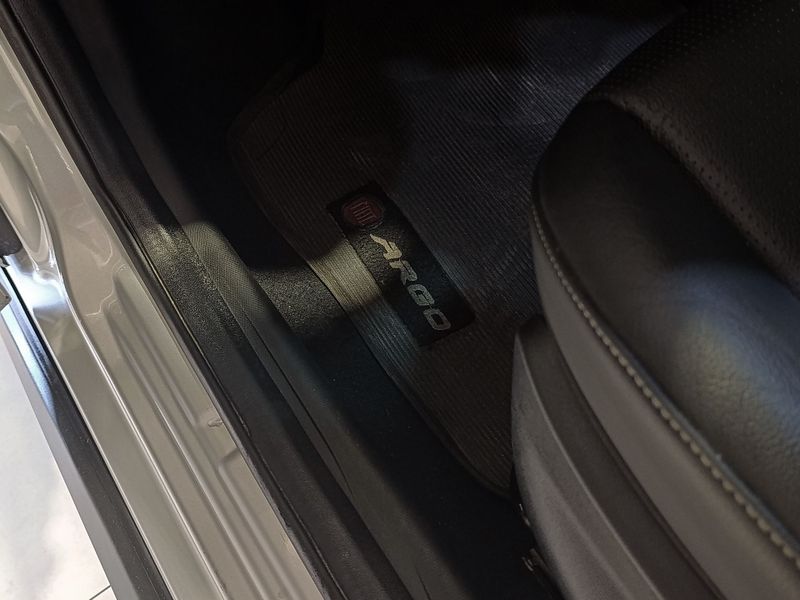 Fiat Argo Hgt 1.8 16v 2017/2018 SIM VEÍCULOS PORTO ALEGRE / Carros no Vale